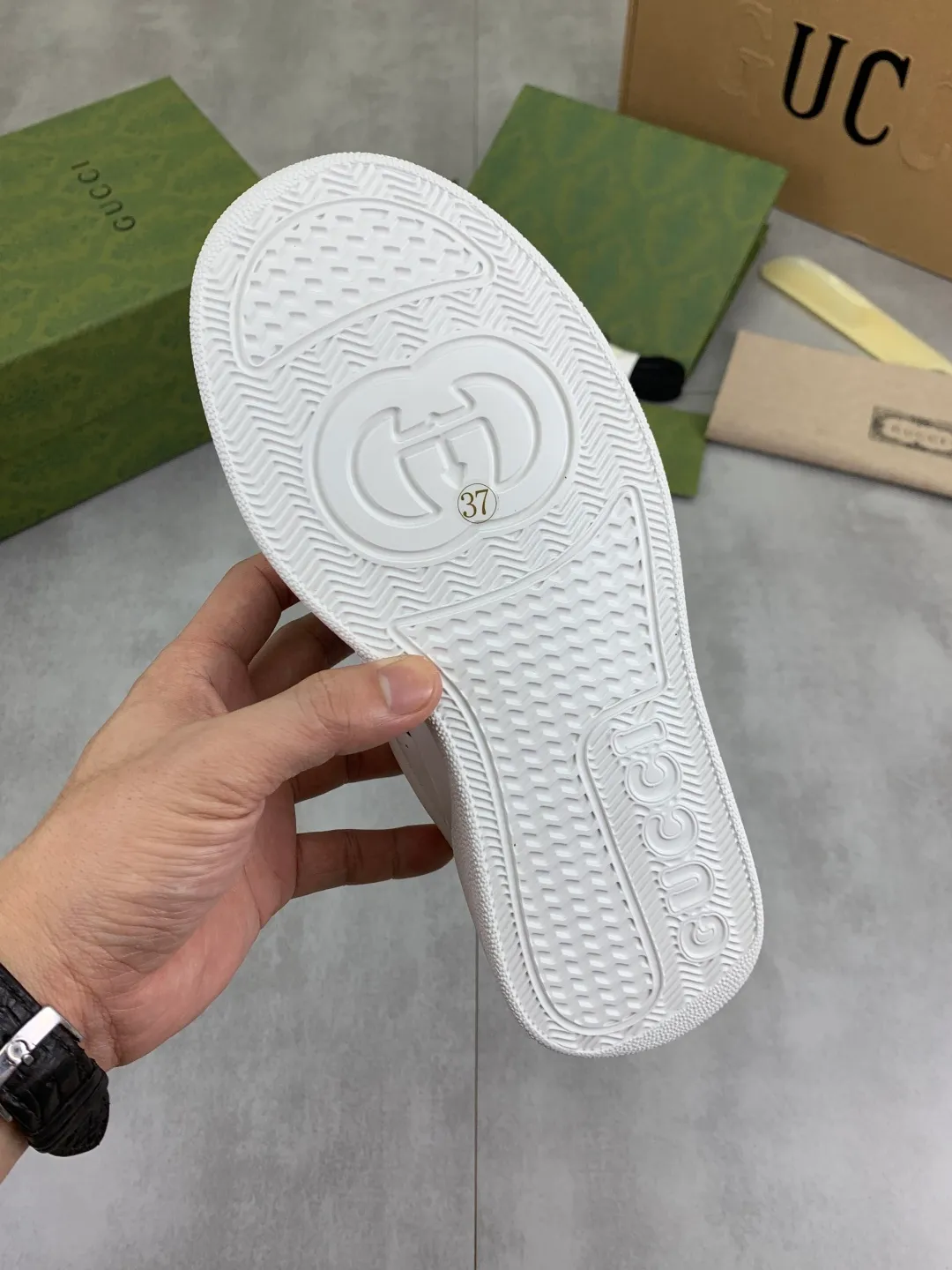 Men's shoes 💰P600 new GUCCI high version 🆕New series, 👫couple biscuit shoes, thick-soled sneakers, these are really comfortable, super light, comfortable and versatile, 👍a must-have item, this item is full of fun retro flavor. G’s new series continues to seek inspiration from daily life in other eras and incorporates the essence of current design to create refreshing designs. This sneaker is made of GG printed canvas and decorated with the classic double G monogram pattern, highlighting the profound connotation of the brand logo. GG printed embossed leather, glossy leather details, 5cm taller, instantly enhances your aura when worn! (With a complete set of packaging bags) Airplane box Size: 35-45